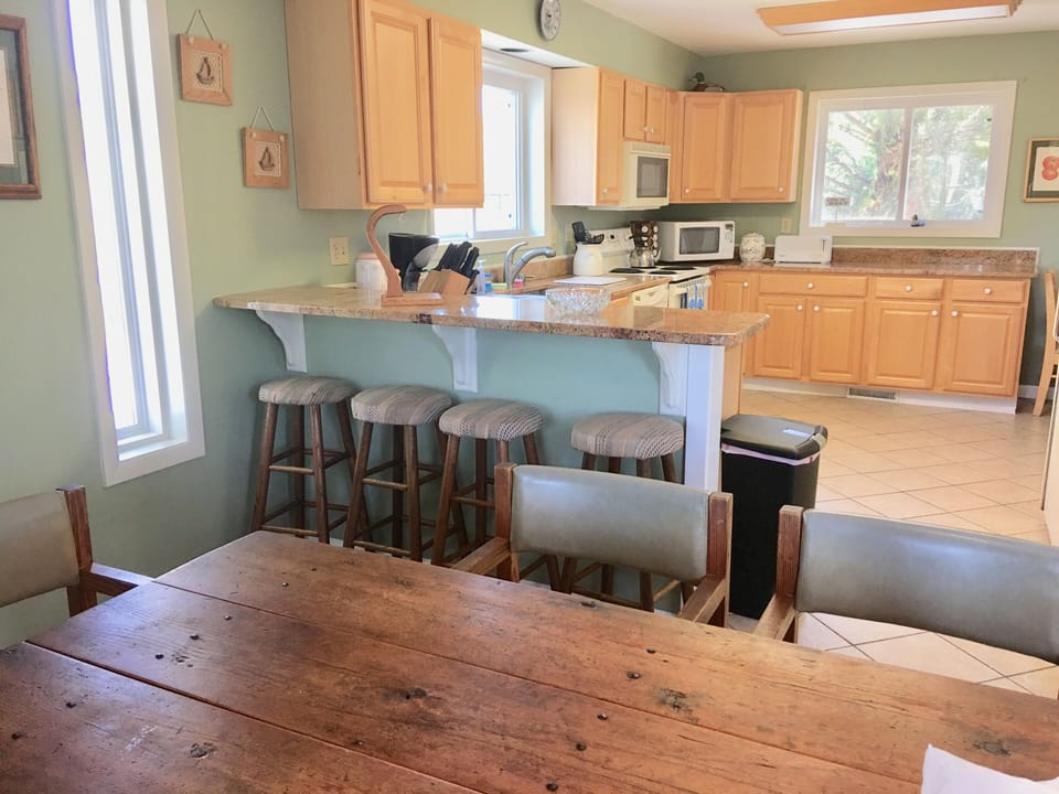 Spacious kitchen with breakfast bar