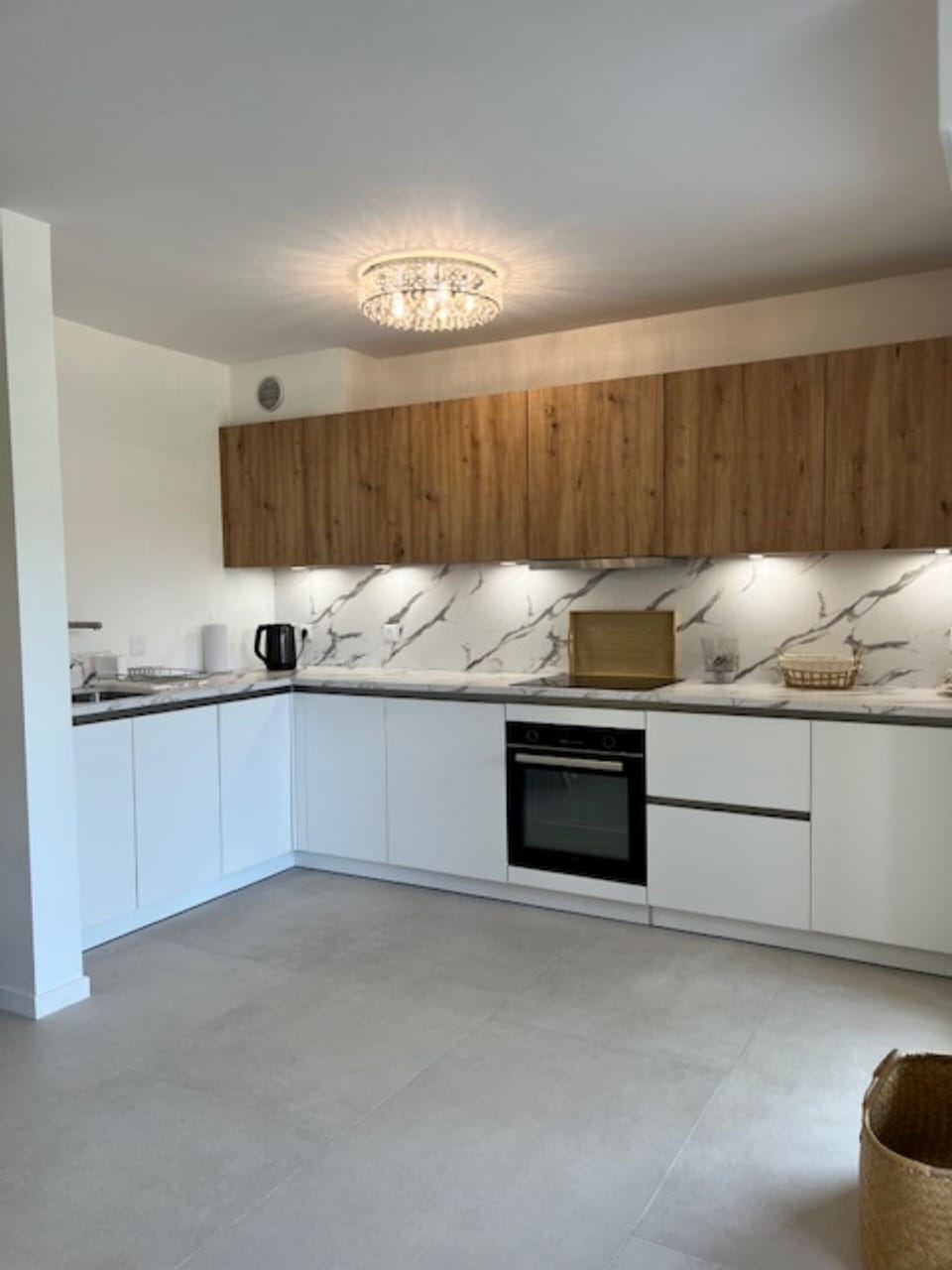 Modern open plan kitchen, fully equipped.