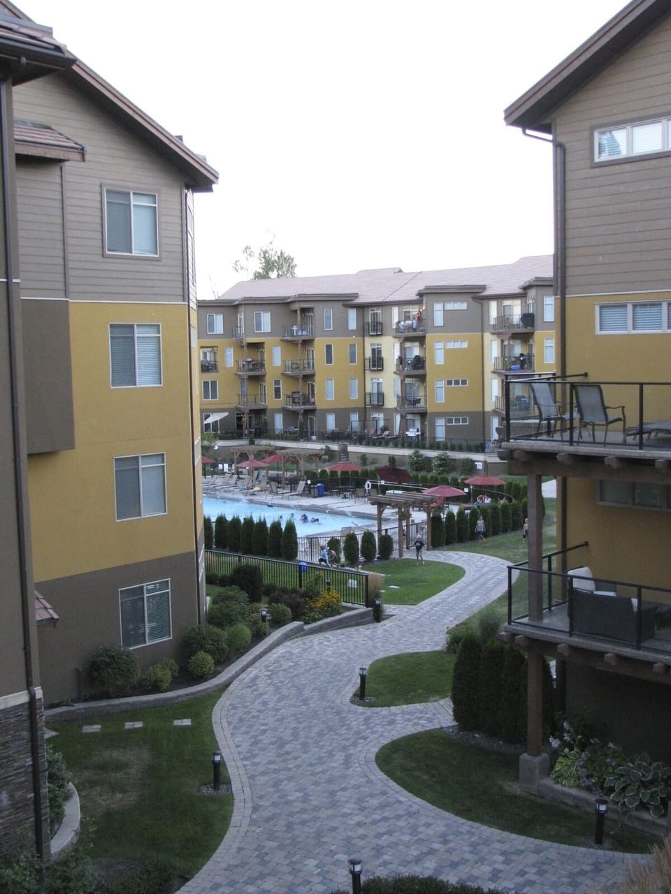 walk way to the pool, hot tub and access to the beach