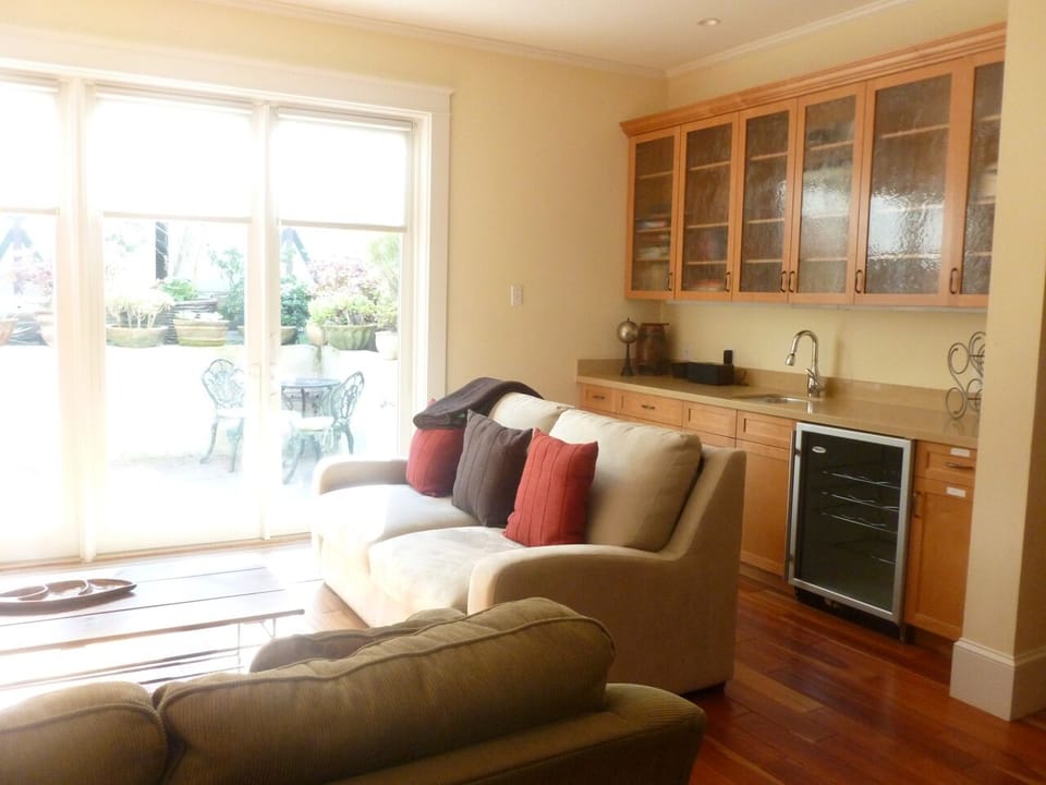 Wet bar and wine cooler