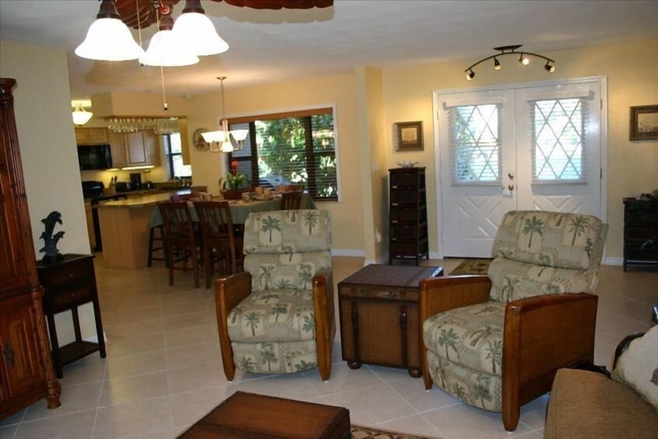 Entry way and dinning room and kitchen in the distance.