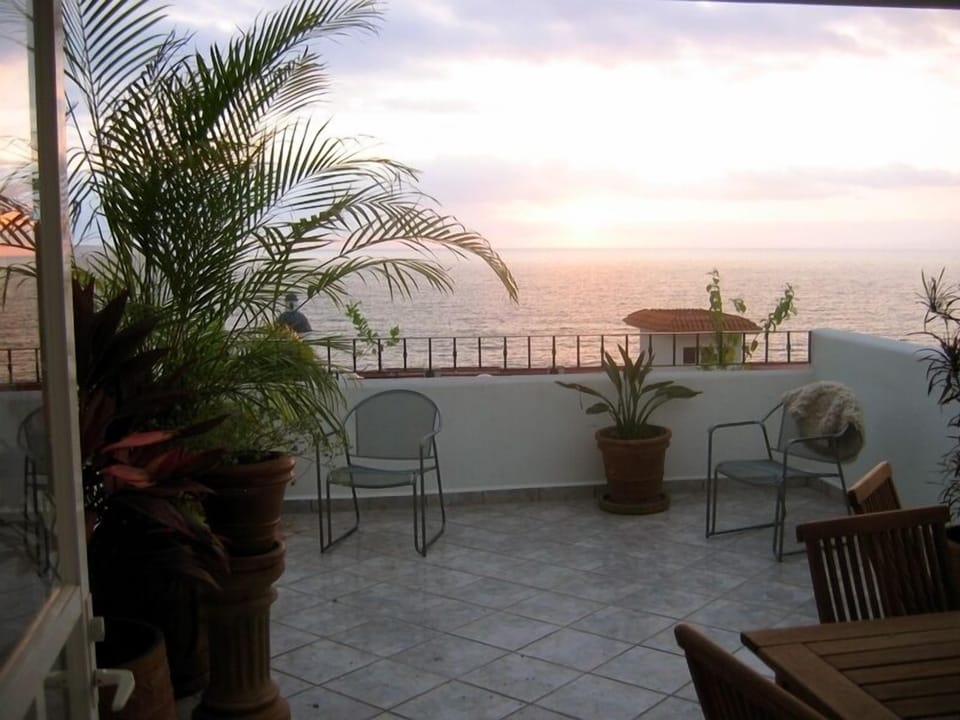 Same sunset view from patio 1 minute later.