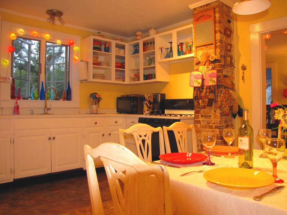 Eat-in kitchen