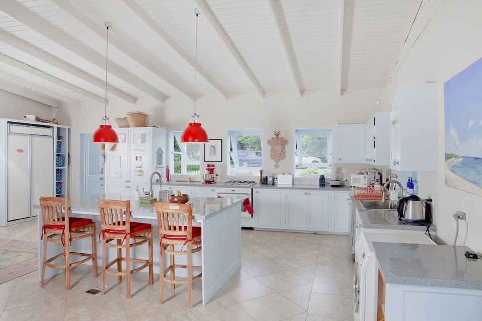 Light, spacious and well equipped kitchen
