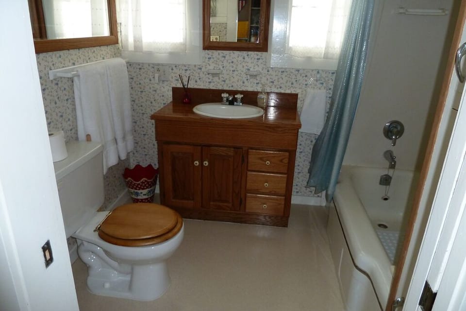 Charming Country bathroom! (2nd bathroom)