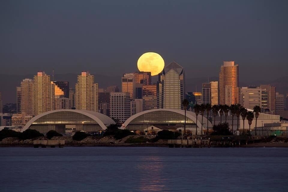 EXPERIENCE! Moon rise over our city and Coronado.