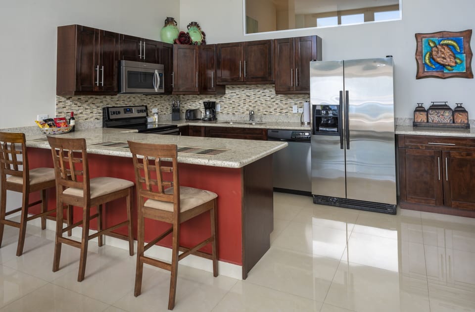 FULLY EQUIPPED EAT-IN KITCHEN 