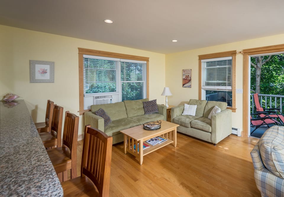 Additional seating for 4 for dining