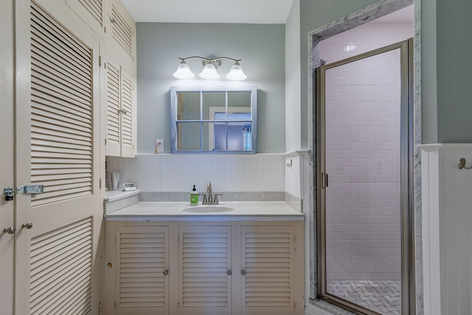 Master bedroom en-suite