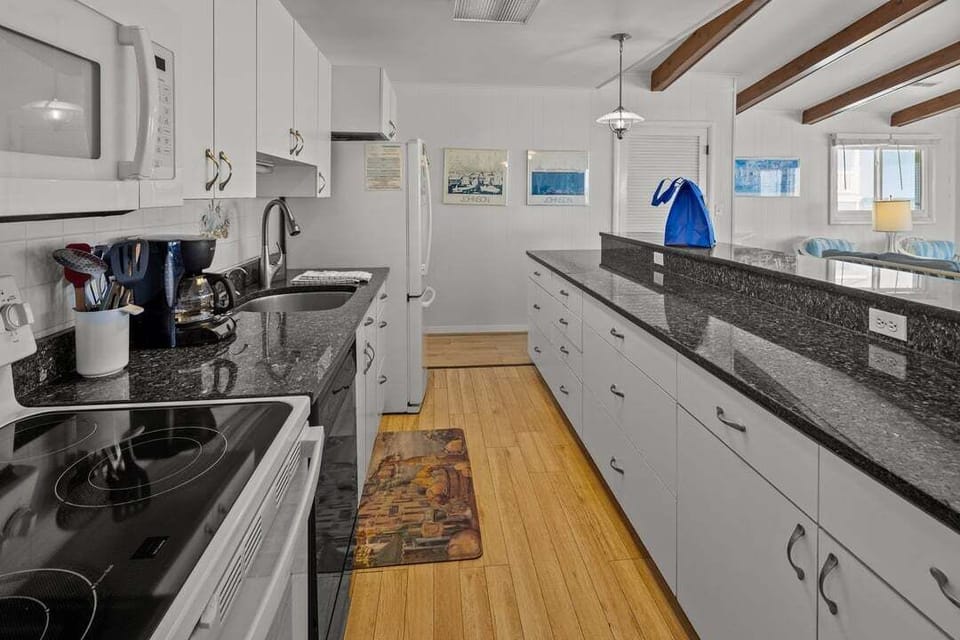 Top-Level Kitchen with Bar (seats 4)