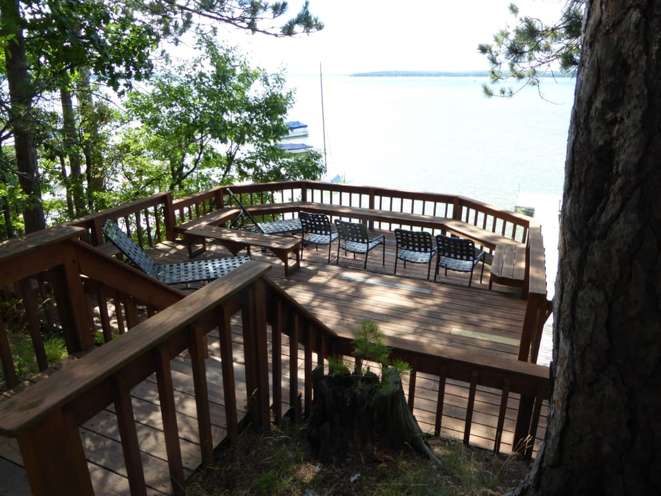 View over the private deck and the lake, a few steps in front of the cottage. 