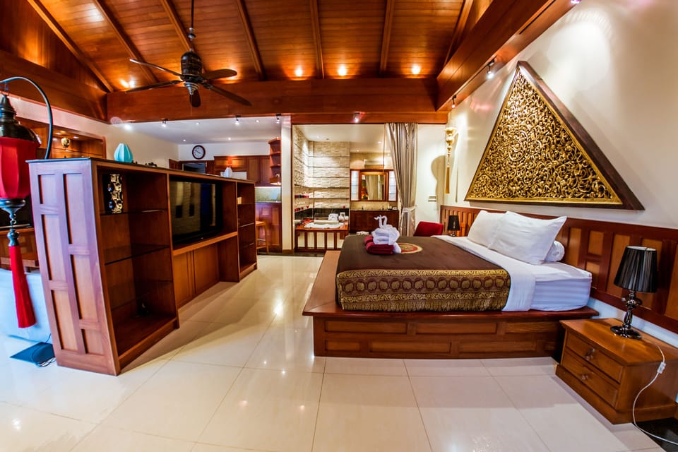 Master Bedoom with King Bed, extra kidsroom, 2 flatscreen, living area, jacuzzi