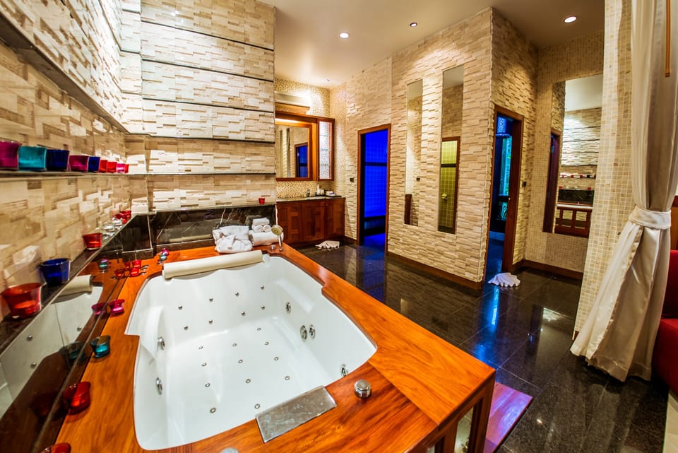 Jacuzzi, steam sauna, shower room, walk in closet