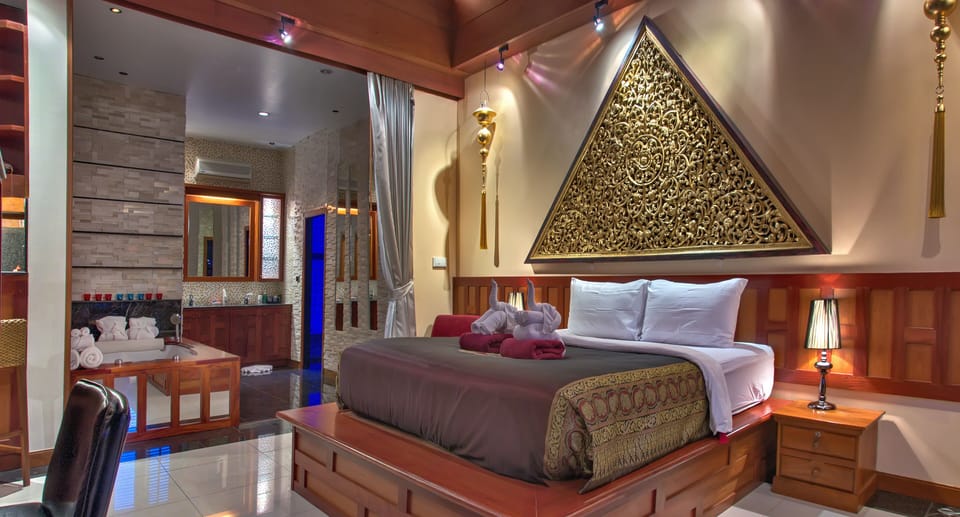 Master Bedroom Upper Level 100 SQM with En Suite, Steam Sauna, jacuzzi, shower