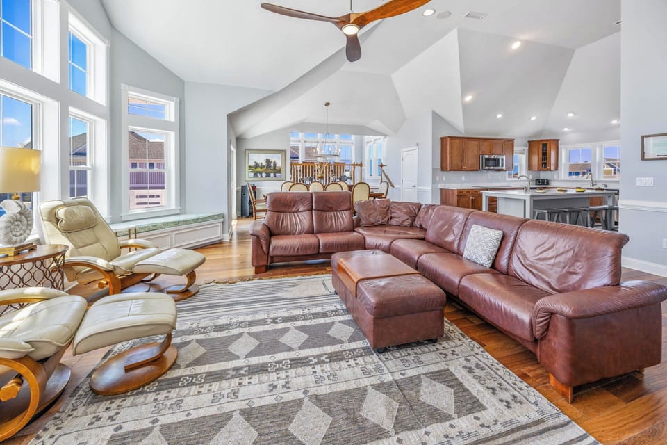 Surf or Sound Realty - 685 - Shooting Star - Great Room -3
