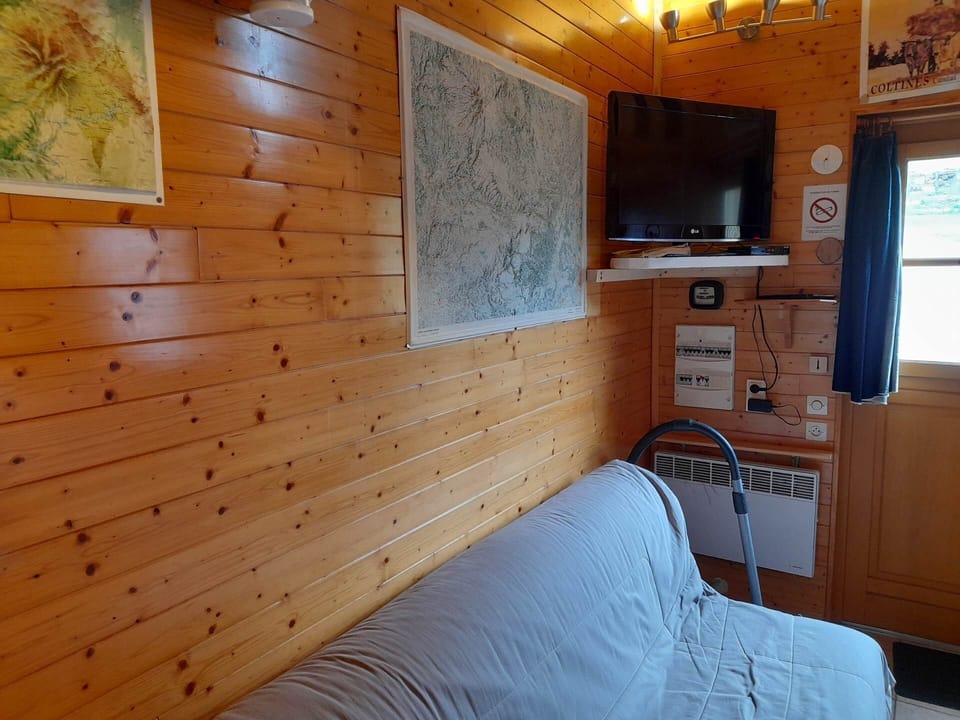 Coin TV et WiFi gîte la Cabane