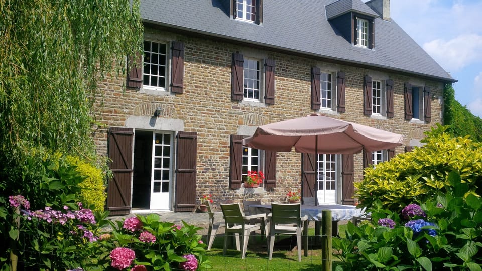Outdoor dining terrace