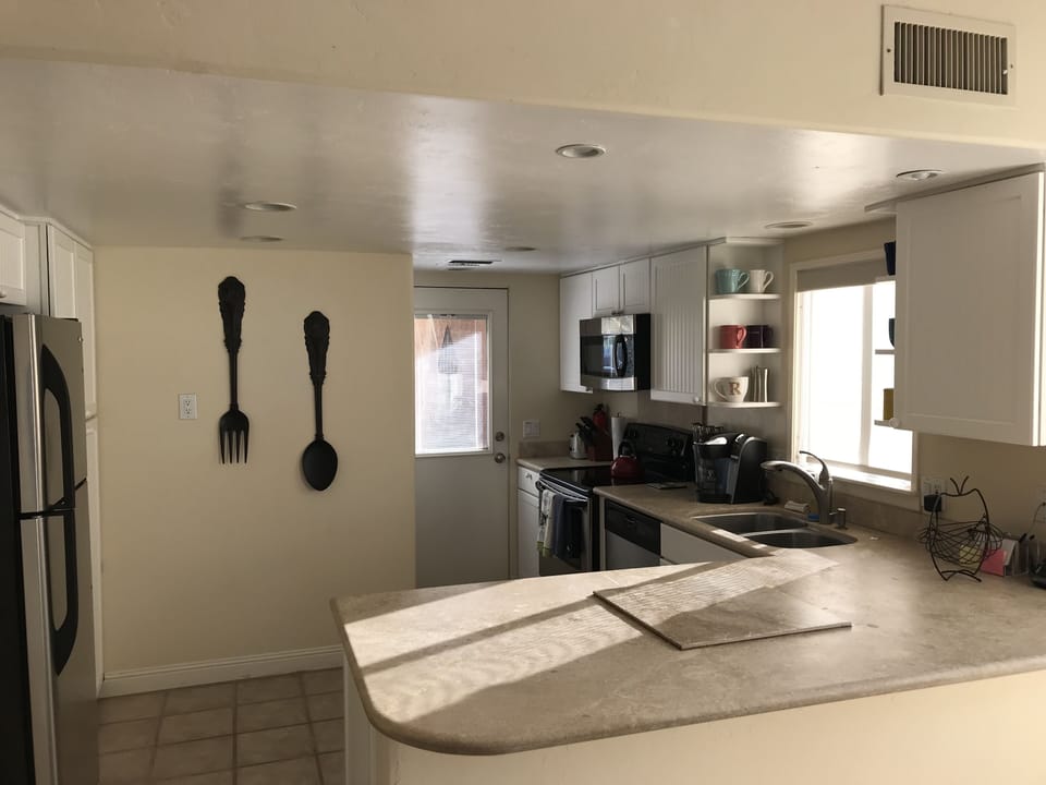 Kitchen (old photo). New counter-tops and floor tiles have been installed