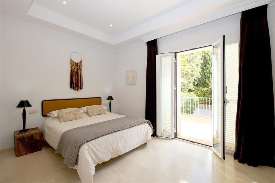 Fifth bedroom in the ground floor with king-size bed, en-suite bathroom and private terrace
