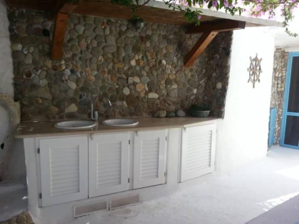 External wash-house available