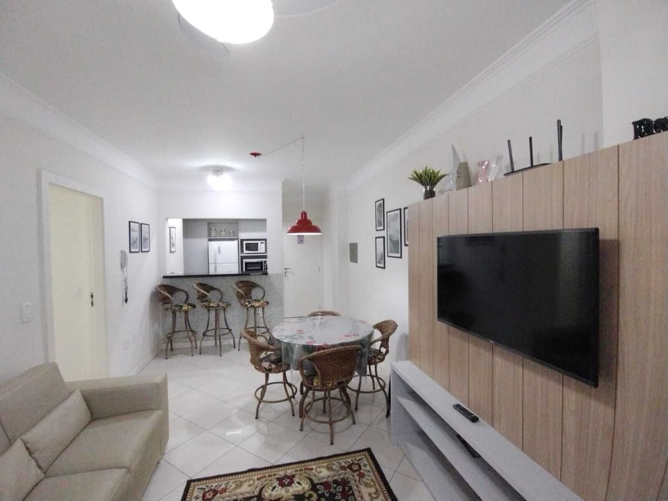 Sala com mesa ,TV e sofá