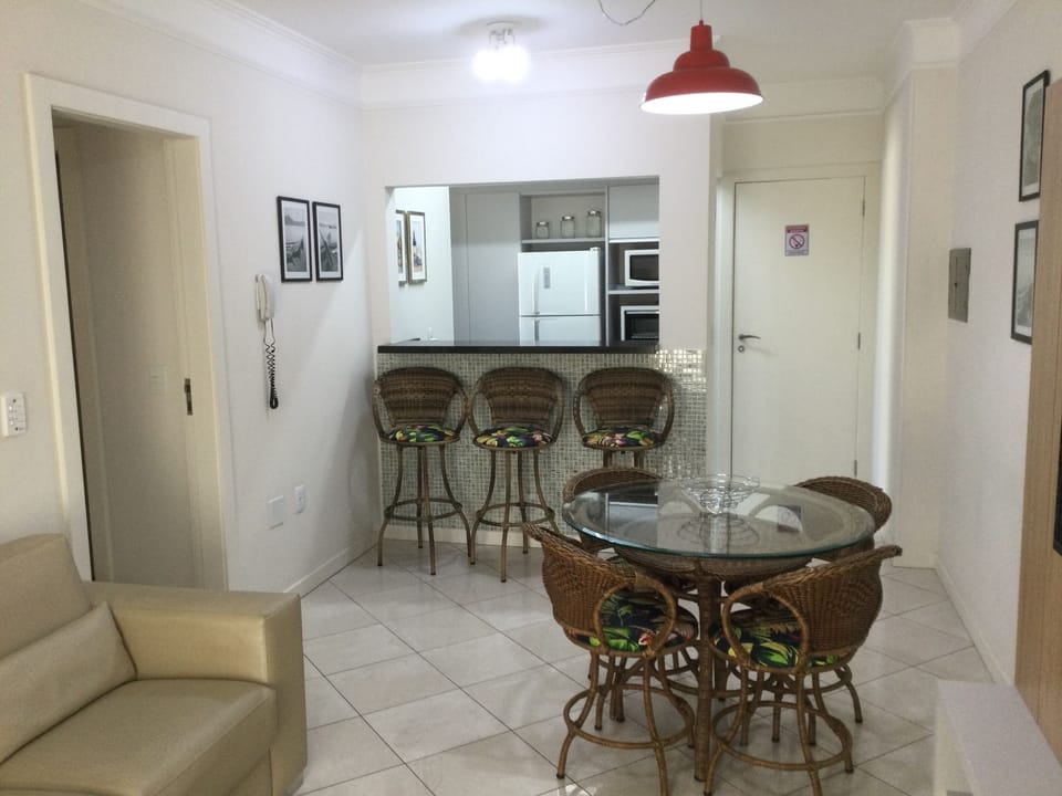 Sala  e cozinha aos fundos