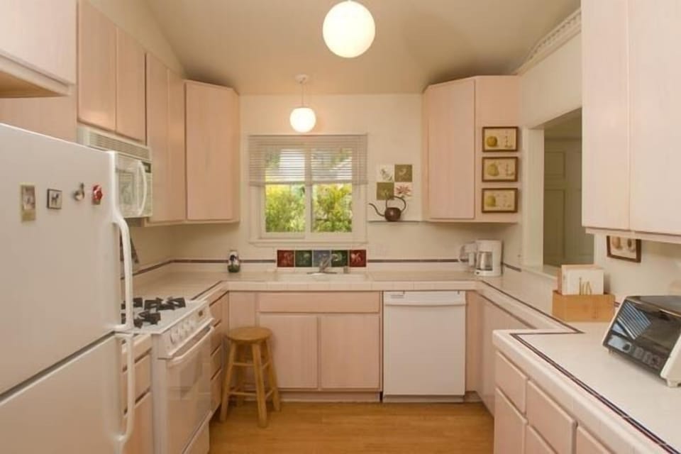 Fully equiped kitchen with everything you need to prepare and serve your meals