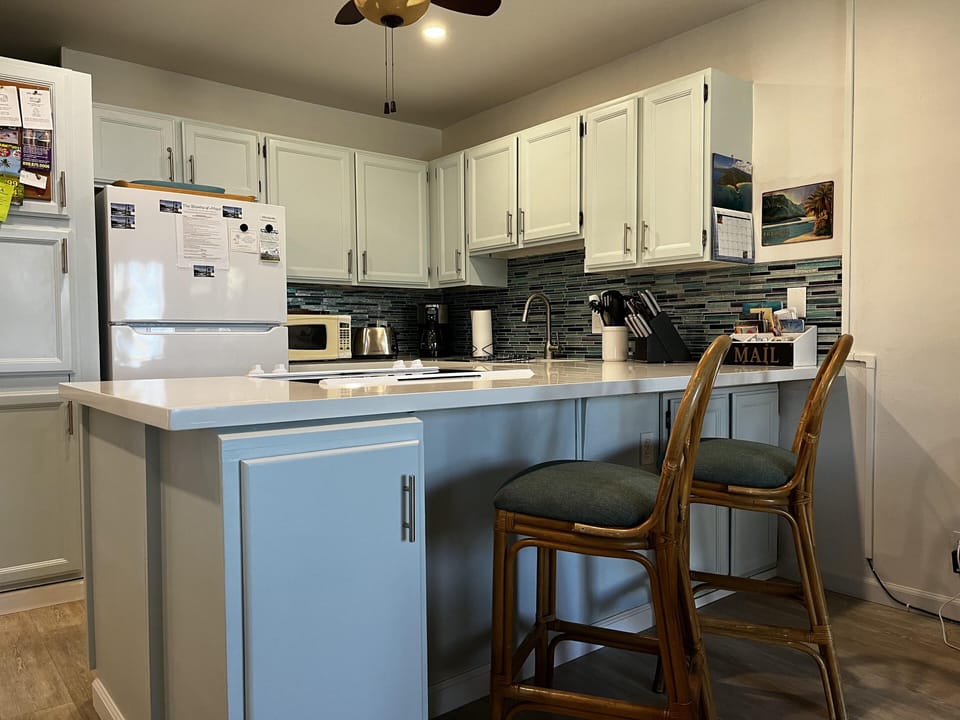 Enjoy our new white quartz kitchen countertop, backsplash, fridge and range