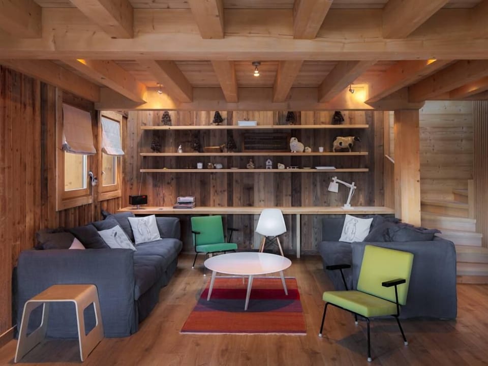 Confortable lounge, contemporary and surrounded by the original wooden barn