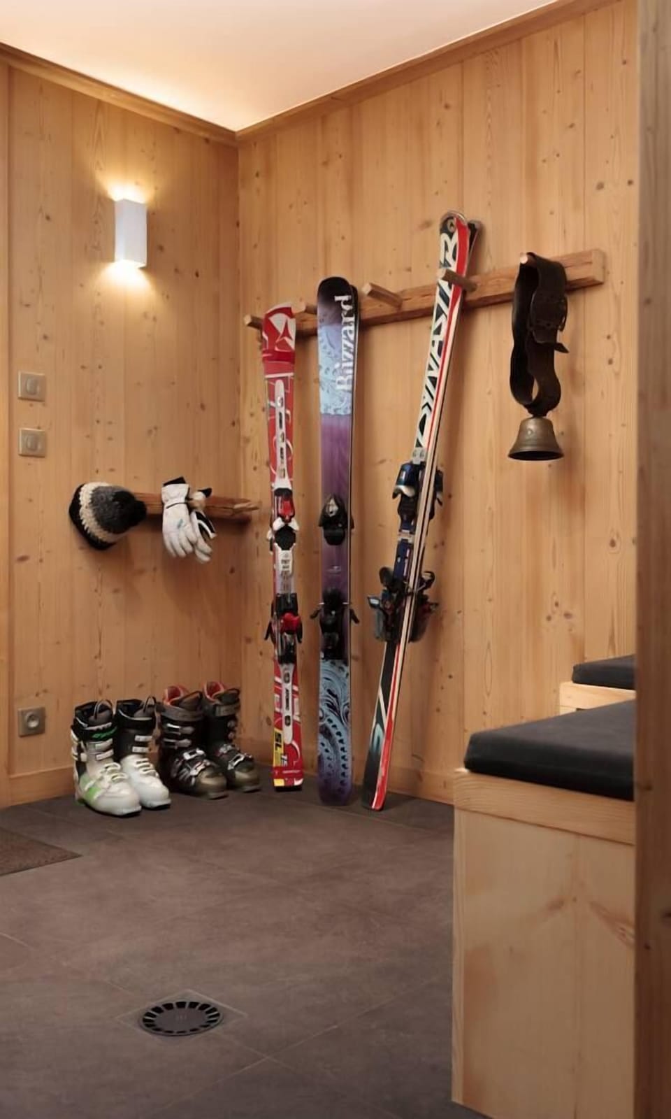 A comfortable entry to remove your shoes and put your skiing items