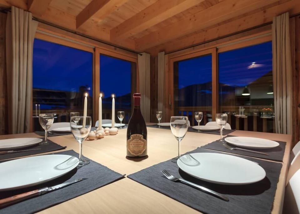 Diner for 12 around the table, with views of the peaks