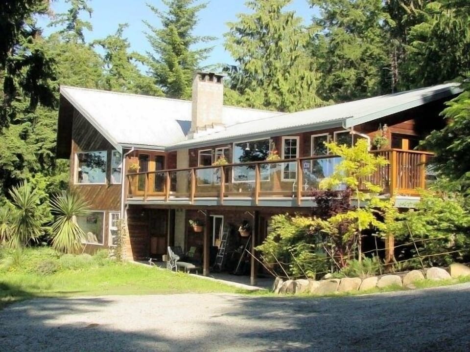 Saturna Seaside and driveway