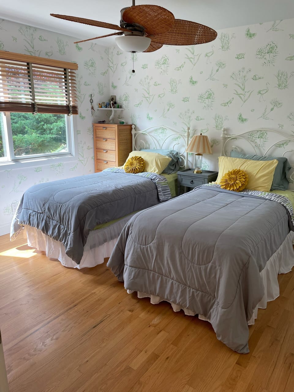 Guest bedroom with 2 twin beds 