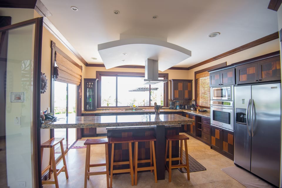 Spacious gourmet kitchen: Bosch gas cooktop, top quality cookware, fully loaded