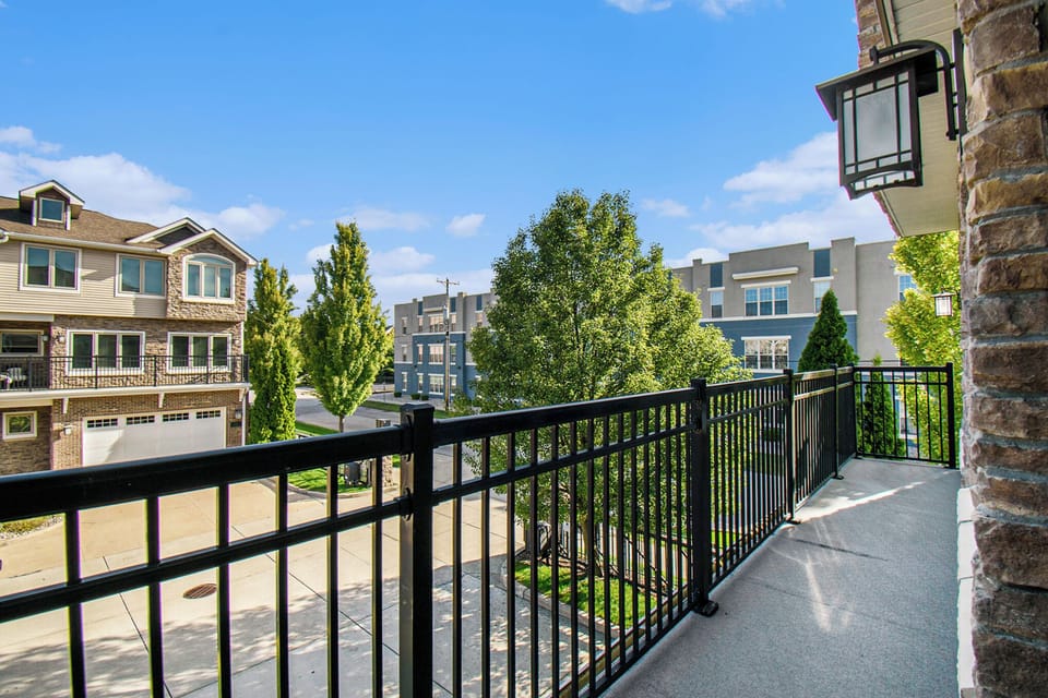 2nd floor balcony off livingroom