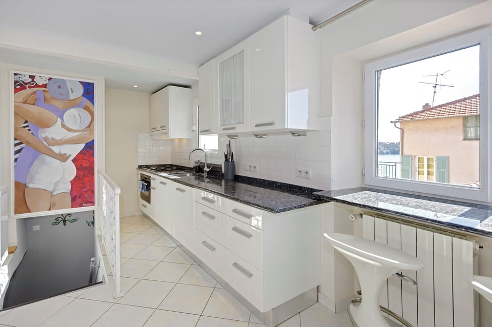 Full size kitchen with all appliances