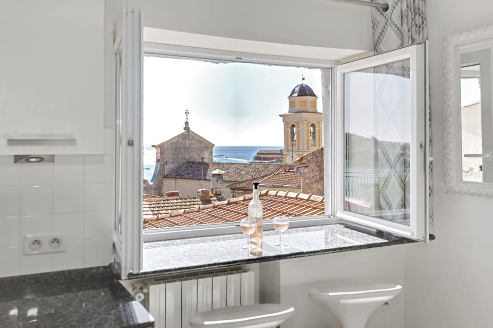 Bar/breakfast counter overlooking Villefranche Bay