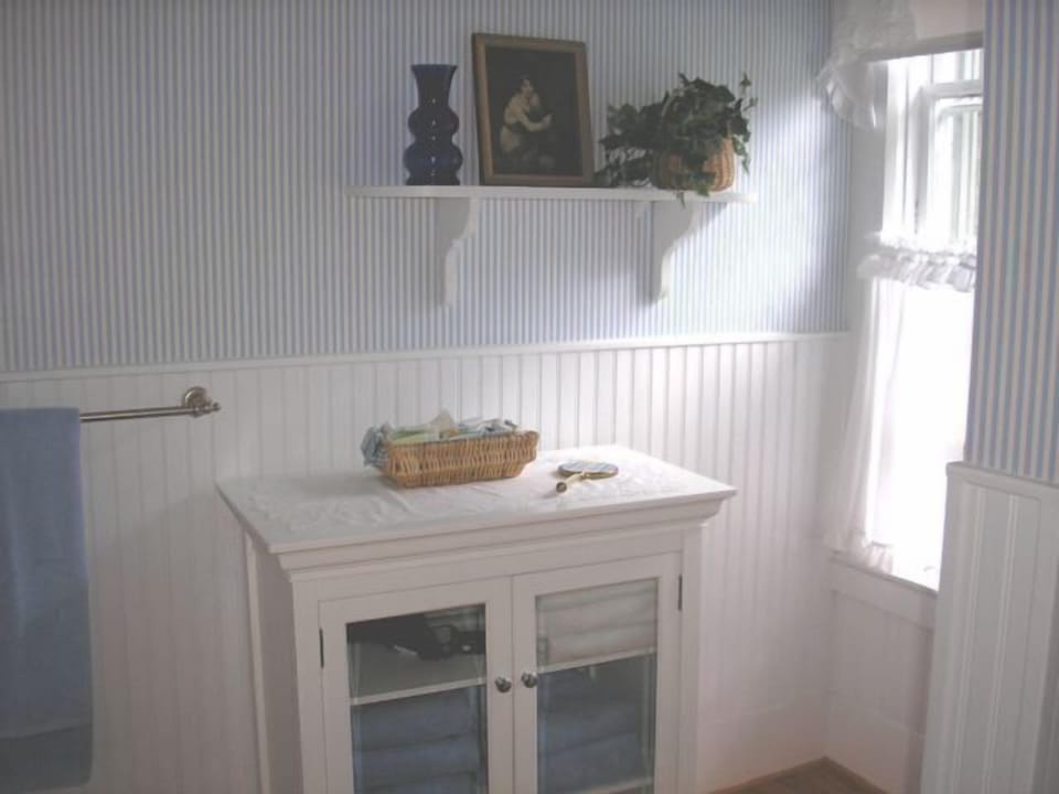1st floor bathroom - Light and airy 