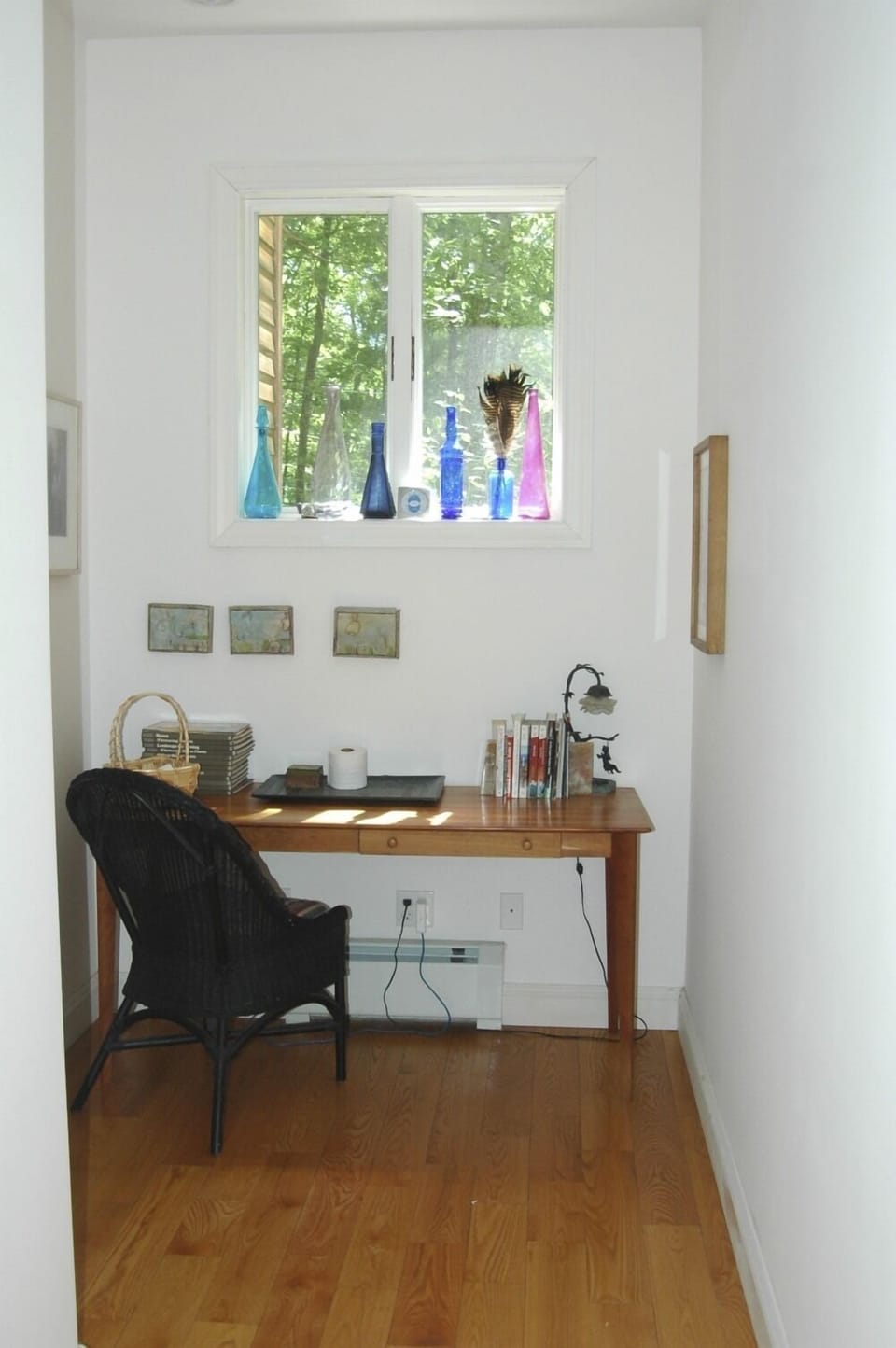 Desk/study spot - wireless and guidebooks 