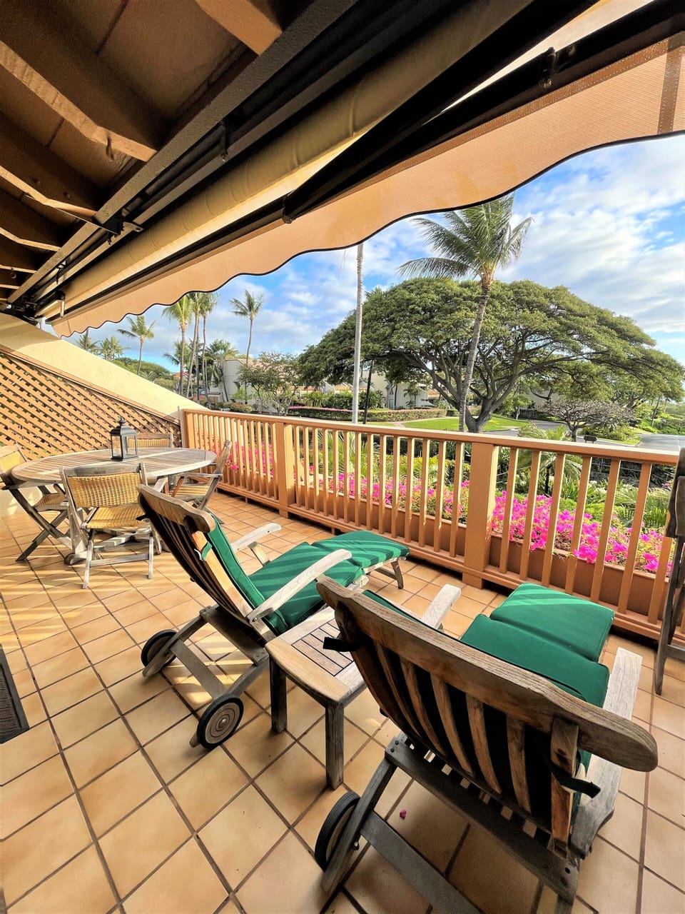Lanai with two chaise lounges and a table for six