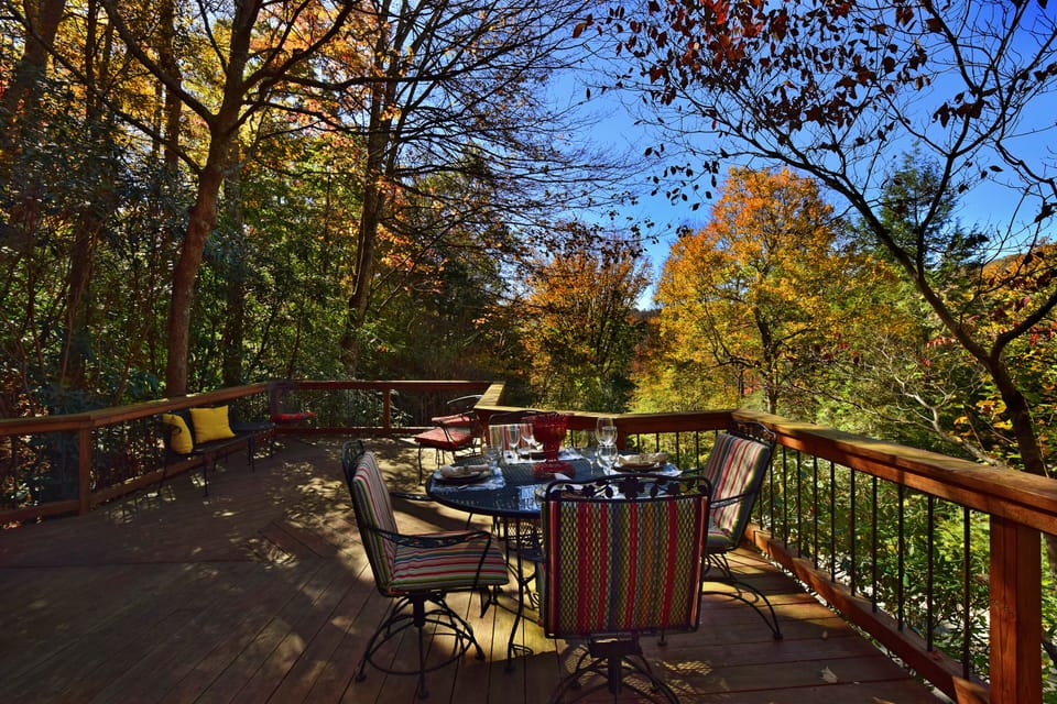 Expansive wrap-around deck with stainless steel gas grill