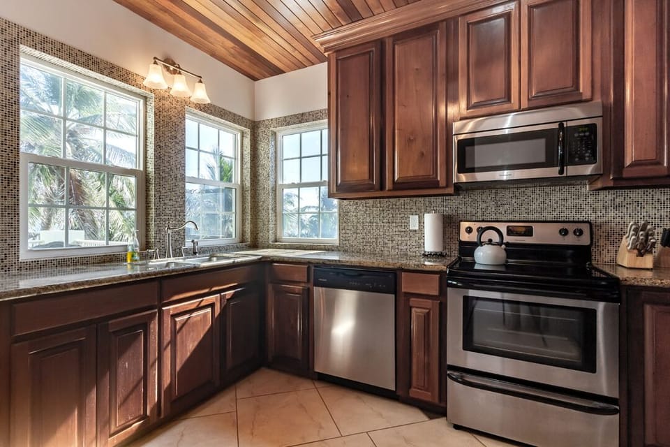Kitchen even overlooks the ocean!
