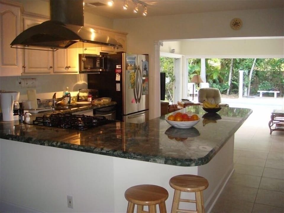 fully equipped kitchen; counter seating