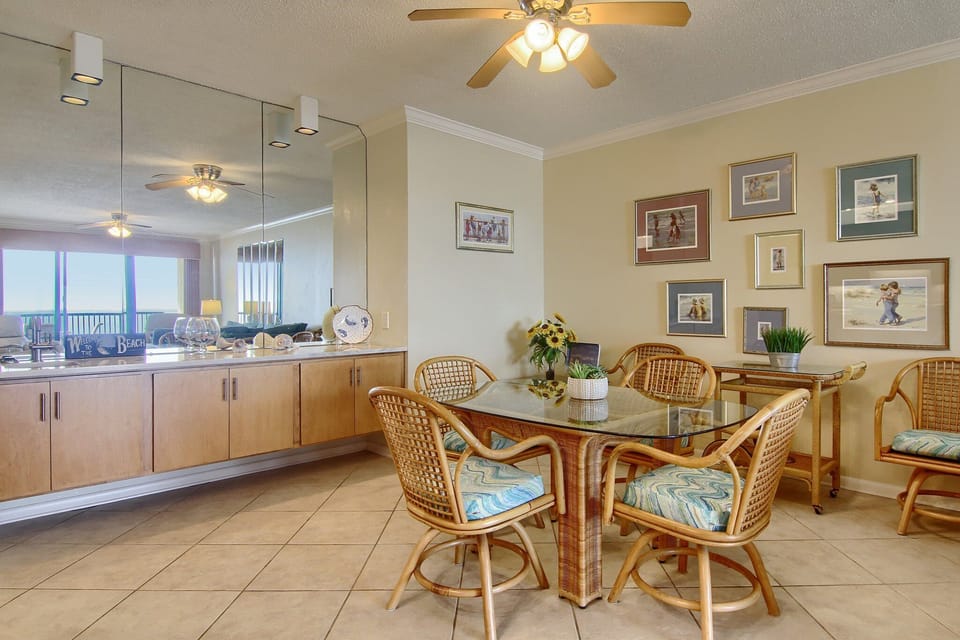 Dining area seats 6