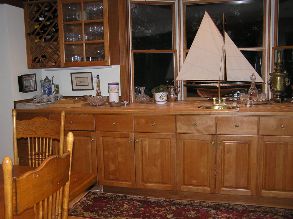 Wet bar area with eating area.