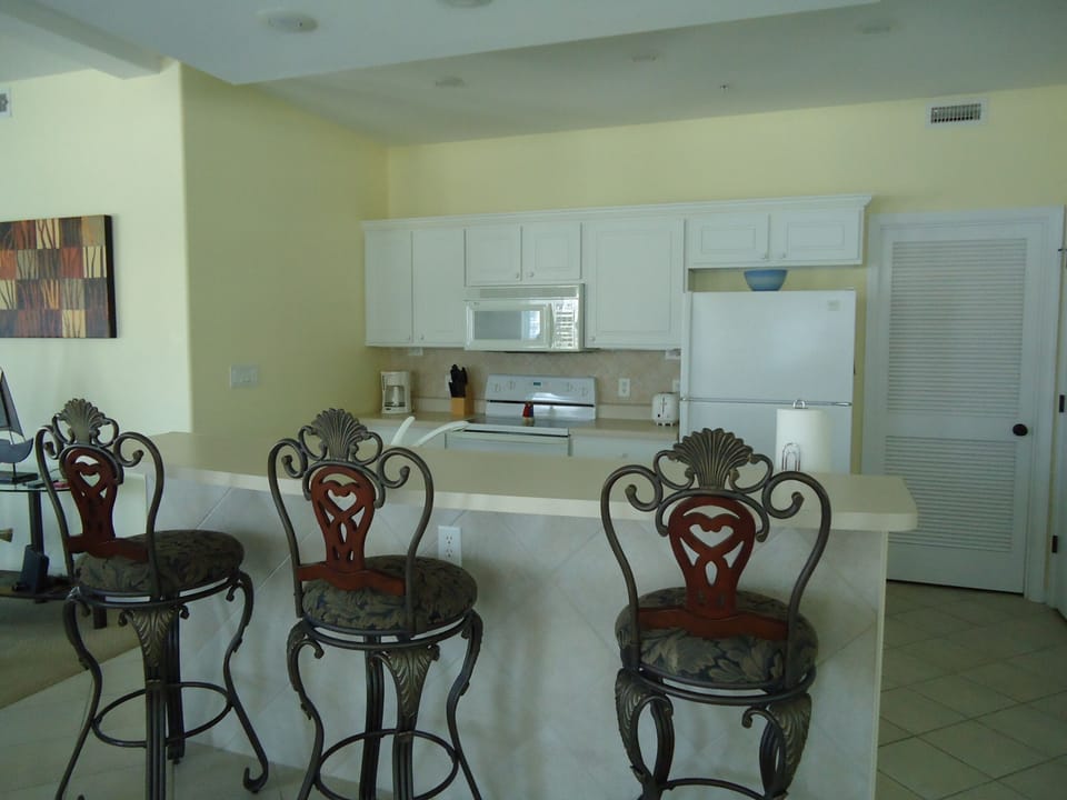 Well Furnished Kitchen and Eat in Breakfast Area