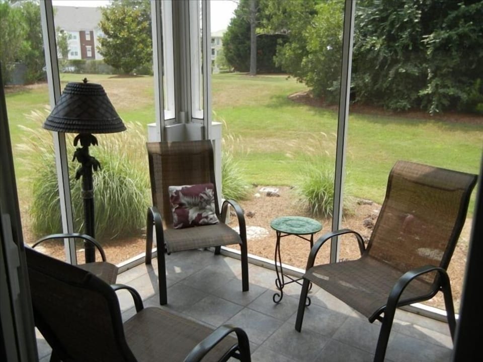 Beautiful tiled screened patio, Sit back and watch the Golf action!