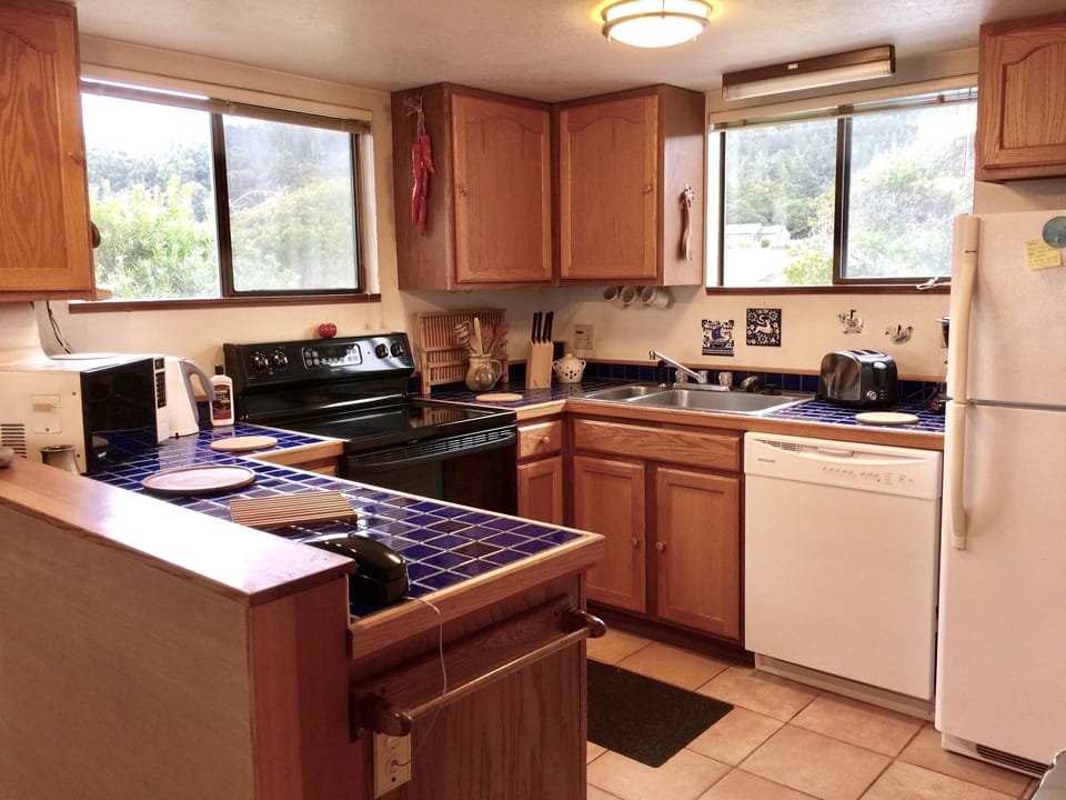 Casa Pacis, kitchen w/ refrigerator, dishwasher, range 
