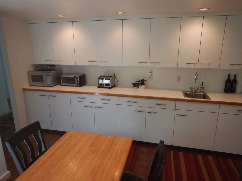 Kitchen table and appliances