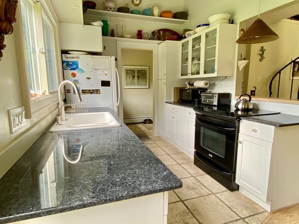 Open kitchen plan with Travertine tile floor